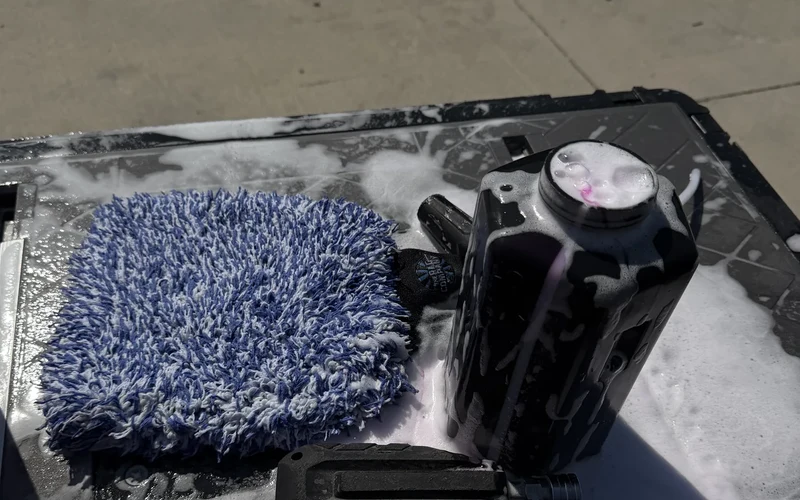 Automotive foam cannon shampoo gun and microfiber wash mitt